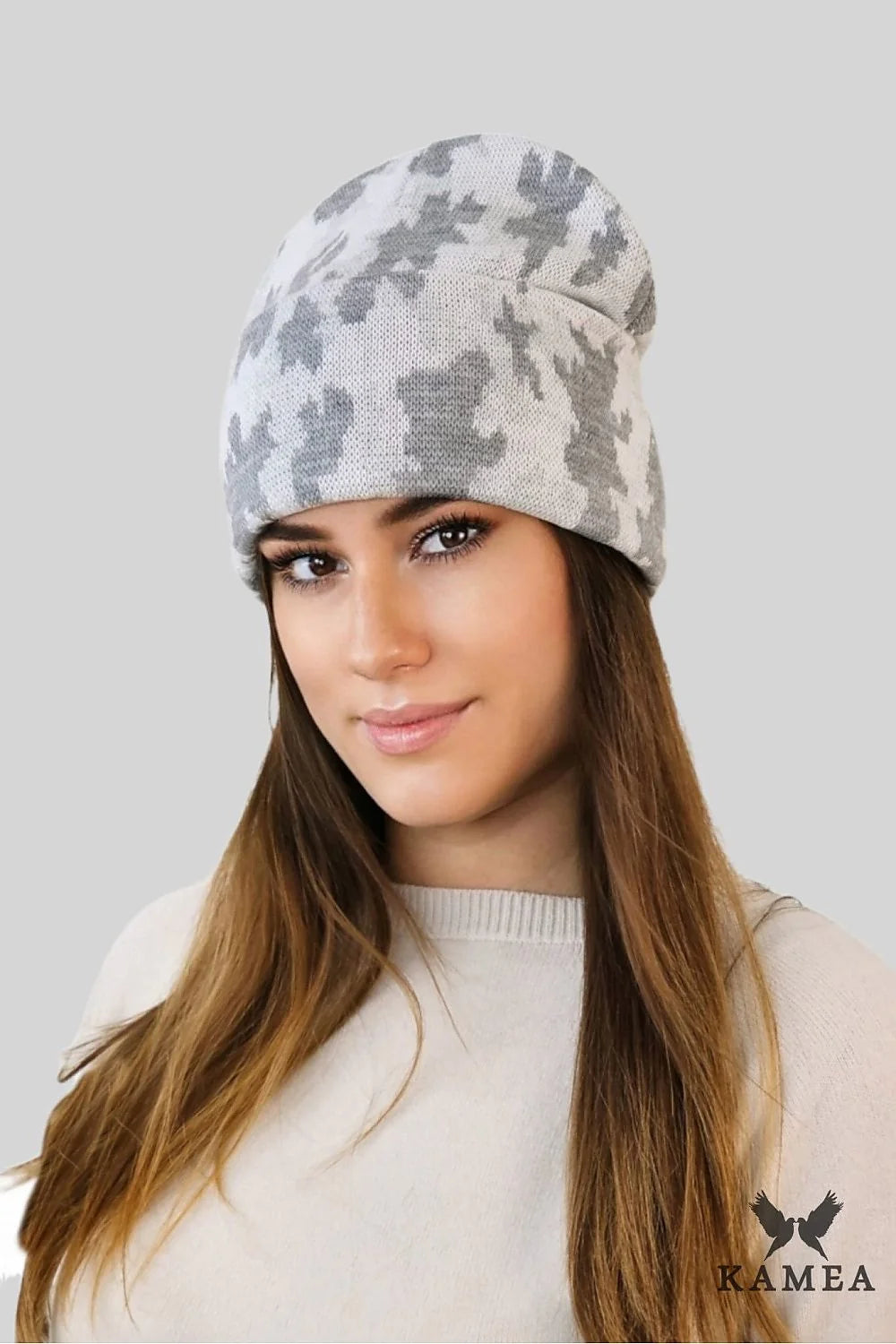 Bonnet d'hiver pour femme en tricot motif camouflage gris KAMEA coupe universelle sans pompon chaud et élégant