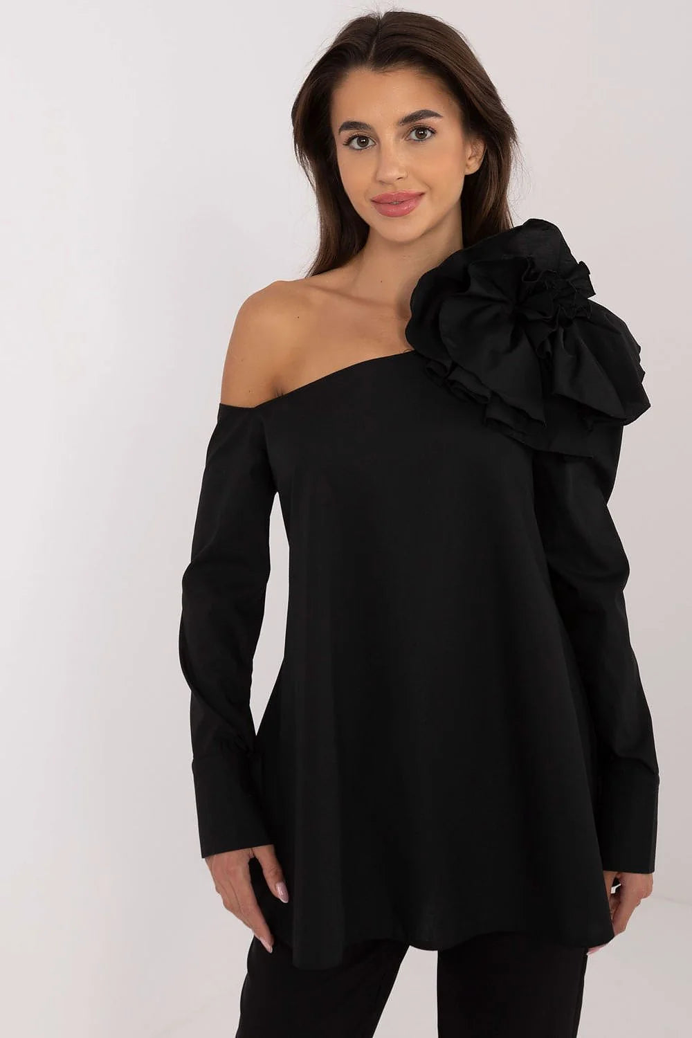 Chemisier Lakerta asymétrique noir en tissu fluide manches longues épaule dégagée décoration florale élégant soirée travail