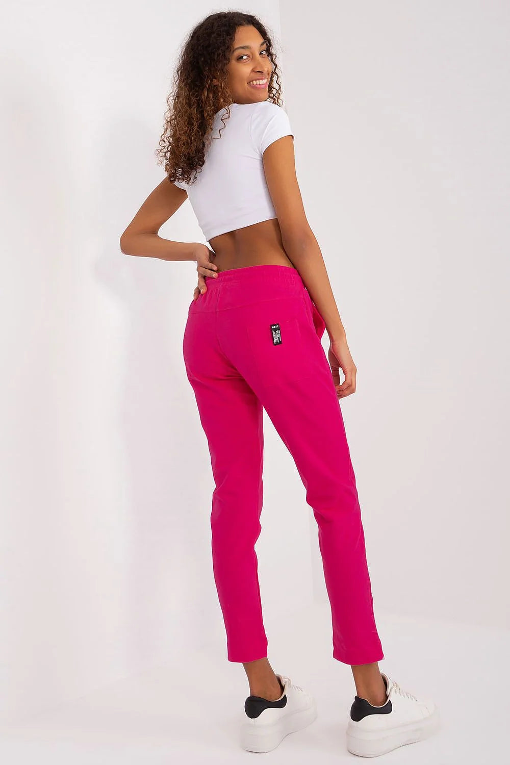 Pantalon survêtement Relevance femme style sportif confortable couleur rose vif matériau coton ajusté poches latérales