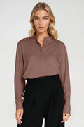 chemisier femme oversize viscose légère drapé satiné moka col mao patte boutonnage cachée manches longues poignets boutonnés élégant smartcasual