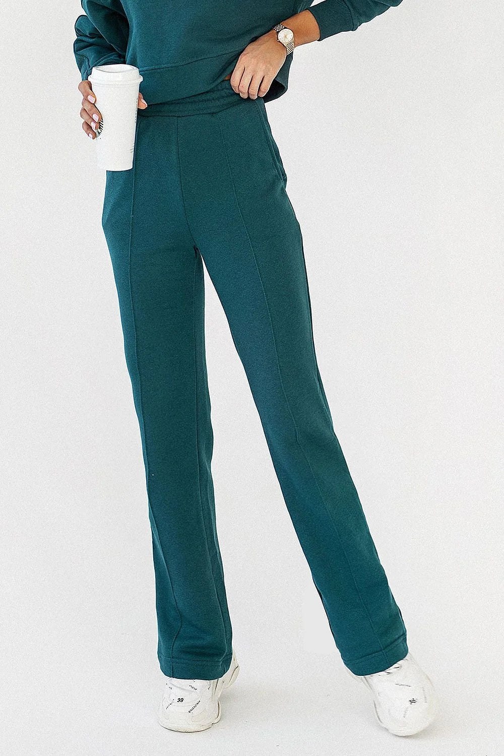 Pantalon survêtement IVON femme, style décontracté, coton élasthanne, taille haute, poches latérales, couleur verte émeraude, coupe droite, élastique confortable, look intemporel, occasion quotidienne, élégance subtile, vêtement polyvalent, mode féminine