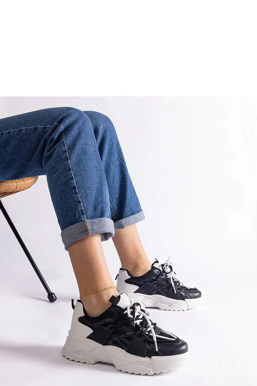 Baskets femmes design moderne urbain style casual noir blanc cuir synthétique mesh semelle épaisse lacets blancs confort durabilité