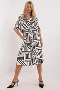 Robe féminine design moderne graphique motif géométrique couleurs contrastantes coupe midi ceinture ajustable manches trois quarts poches latérales vêtement versatile occasion formelle décontractée
