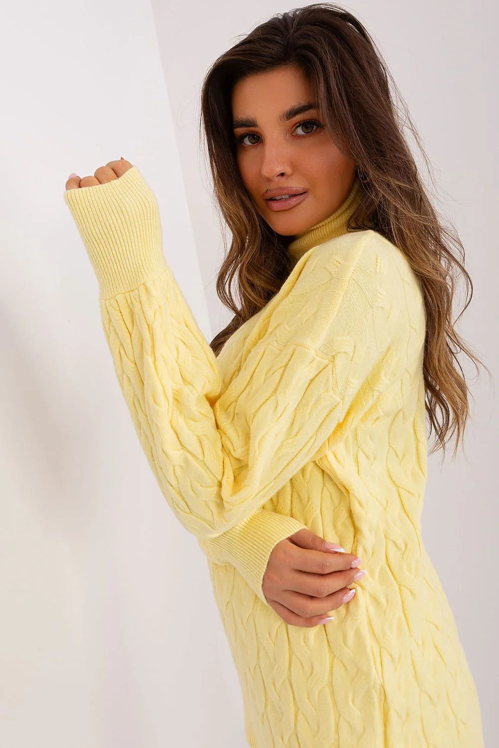 Pull col roulé femme motif torsadé jaune pâle en maille douce coupe ample manches longues finitions côtelées automne hiver