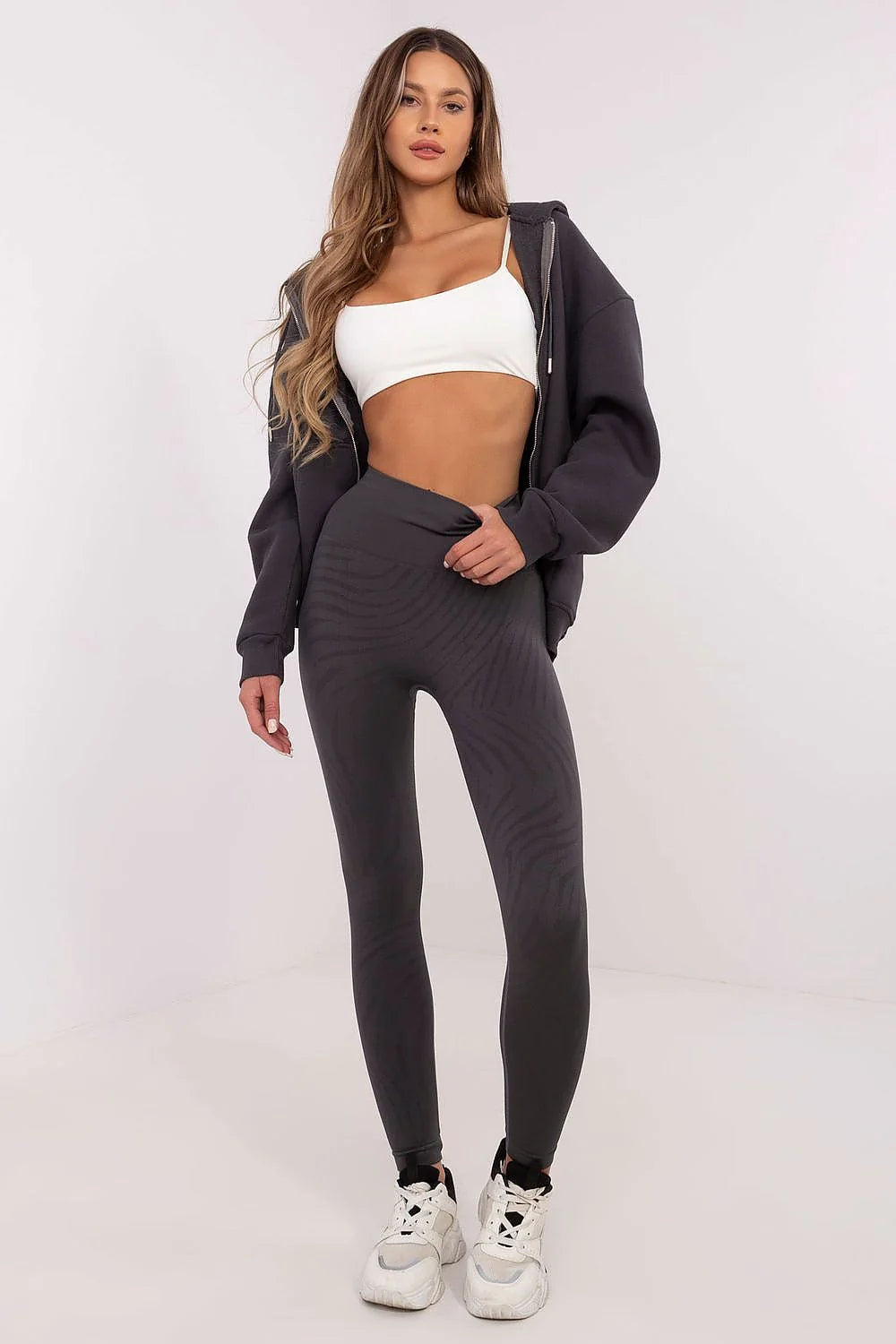 ensemble sportif femme crop haut bretelles fines leggings taille haute zébré tonale gris anthracite sculptant stretch veste capuche baskets blanches