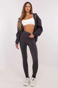ensemble sportif femme crop haut bretelles fines leggings taille haute zébré tonale gris anthracite sculptant stretch veste capuche baskets blanches