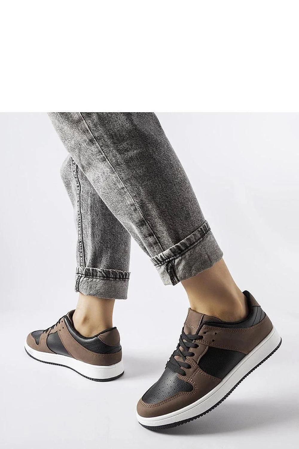 Baskets Jacqueline pour femme style urbain moderne confortable marron et noir cuir synthétique lacets noirs