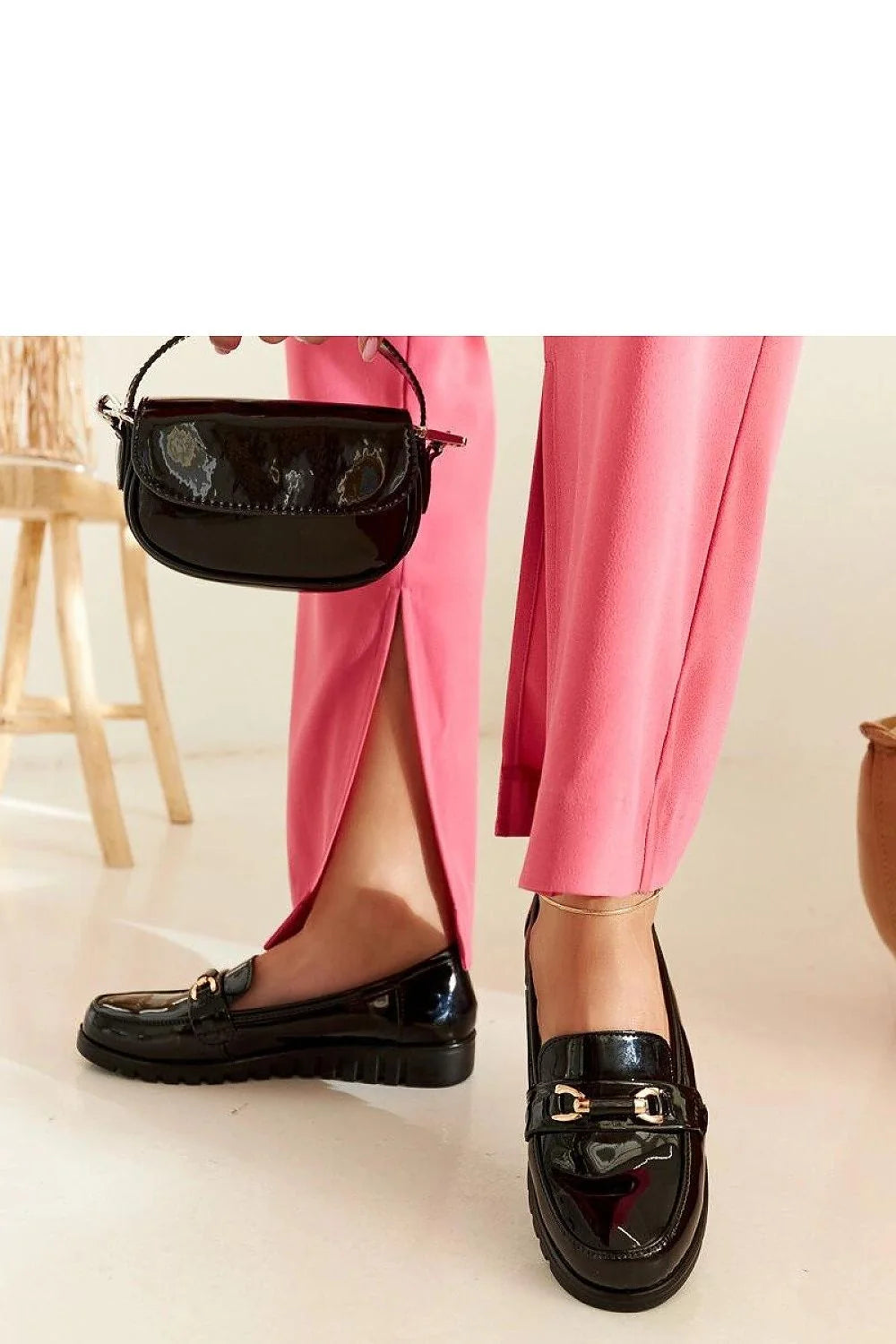 mocassins femmes cuir verni noir bout rond bride décorative doré boucle semelle caoutchouc crantée épaisse antidérapante talon plat compensé rembourré