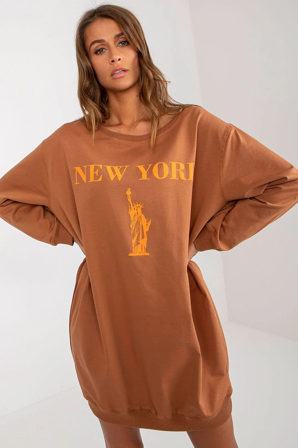 Robe sweatshirt oversize style urbain coloris marron détails NEW YORK Statue de la Liberté matériaux en coton polyester élasthanne confort mode femme