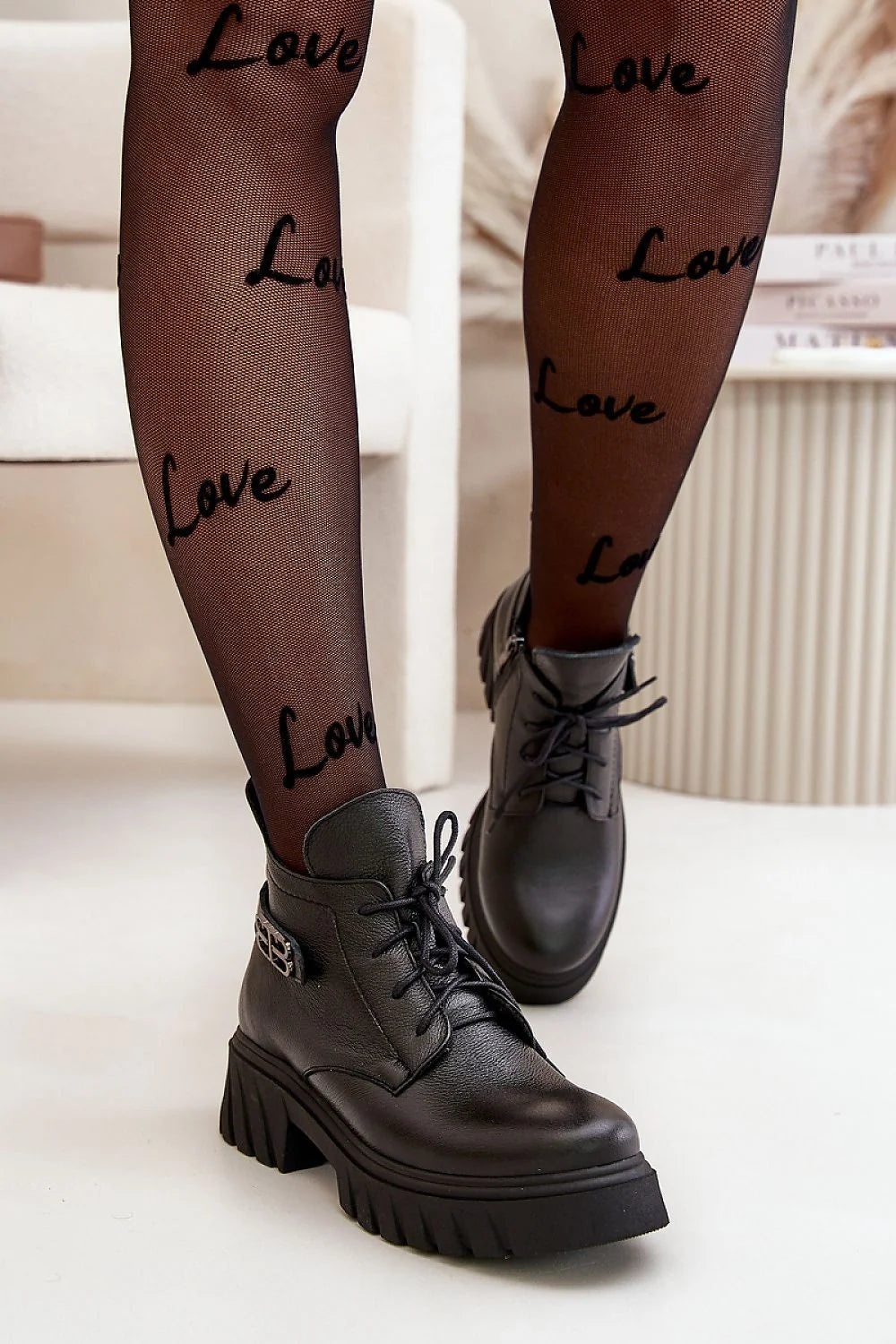 Collants transparents noirs motif Love et bottines cuir fermeture éclair pour femmes, look élégant et tendance pour quotidien ou soirées