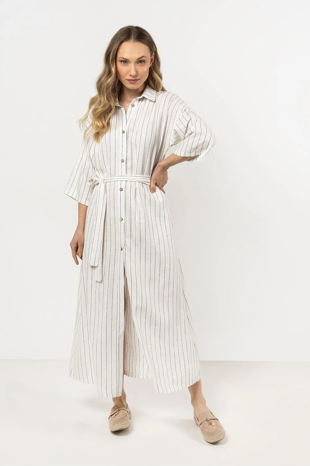 Robe-chemise longue à rayures fines en lin blanc cassé avec ceinture et boutons en bois