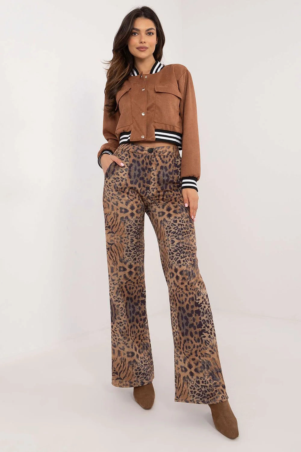 ensemble femme bomber court suédine cognac col varsity rayé boutons pression poches rabat pantalon taille haute jambe large motif léopard