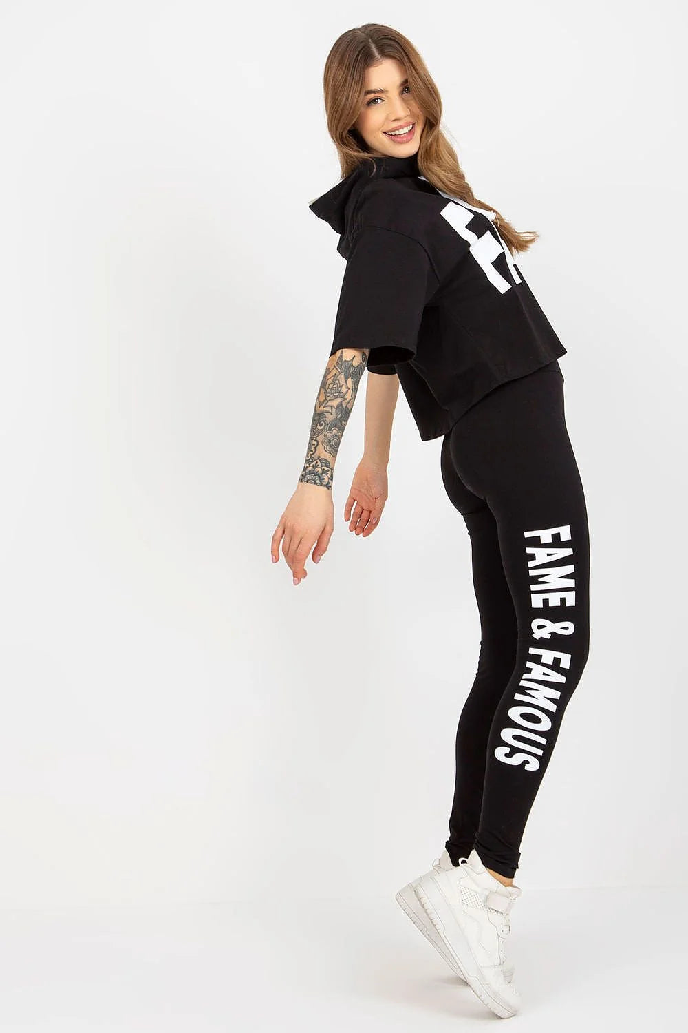 Ensemble sportif moderne femme sweat à capuche crop top leggings extensibles coton élasthanne look athleisure
