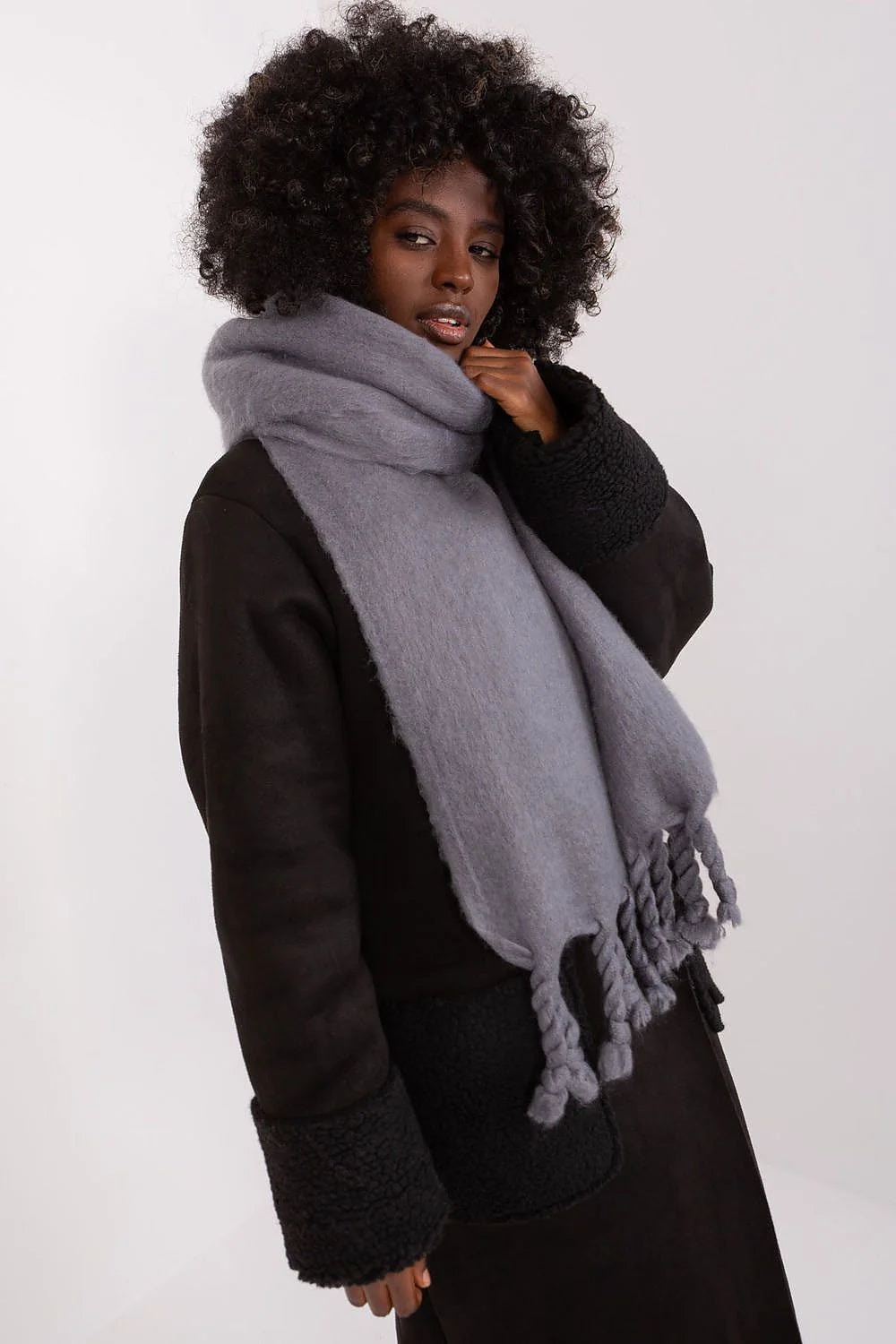 Écharpe et manteau d'hiver pour femme longue enveloppante coupé classique look intemporel franges torsadées imitation shearling noir et gris