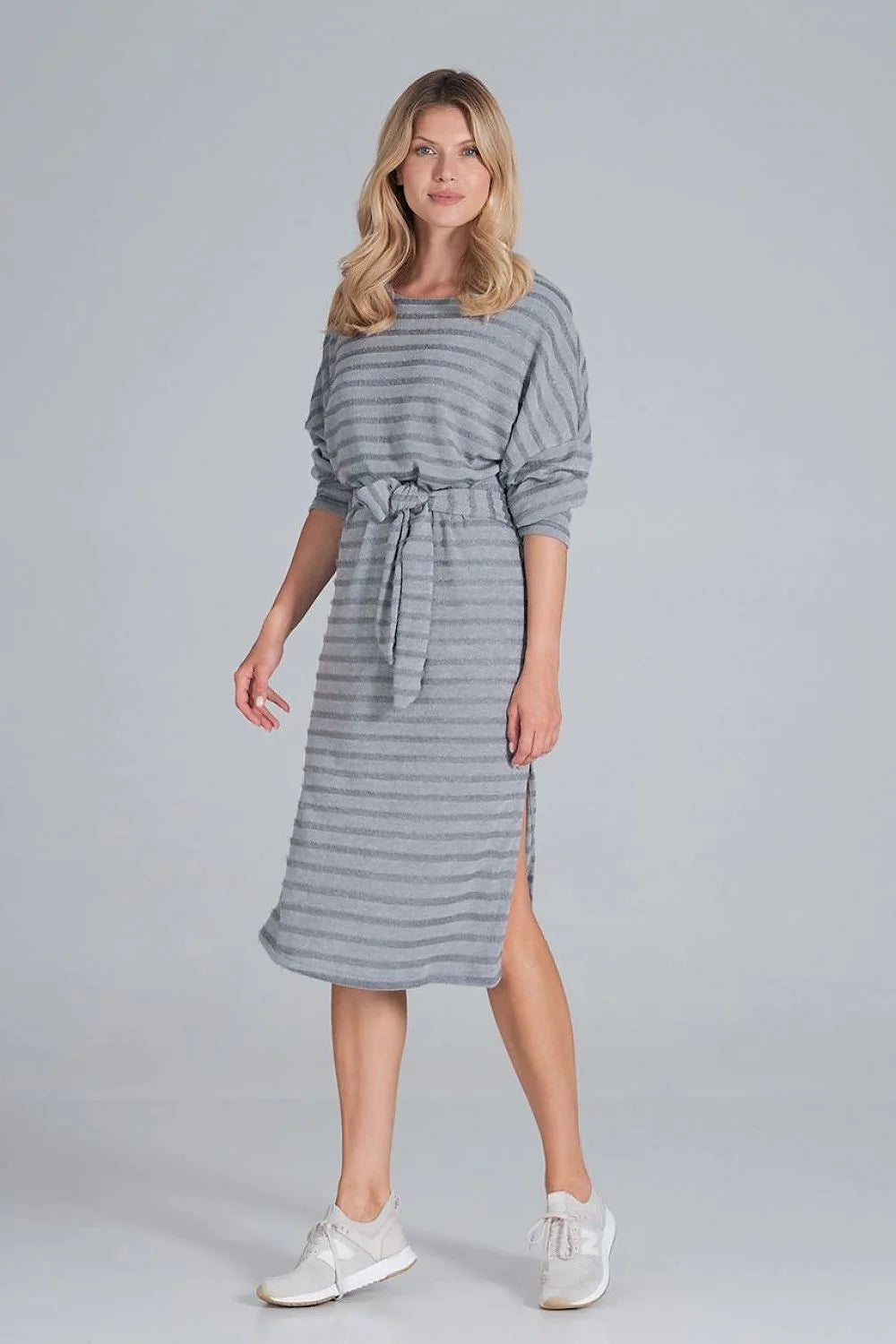 Robe tricot rayée grise élégante et décontractée avec ceinture pour un style chic quotidien