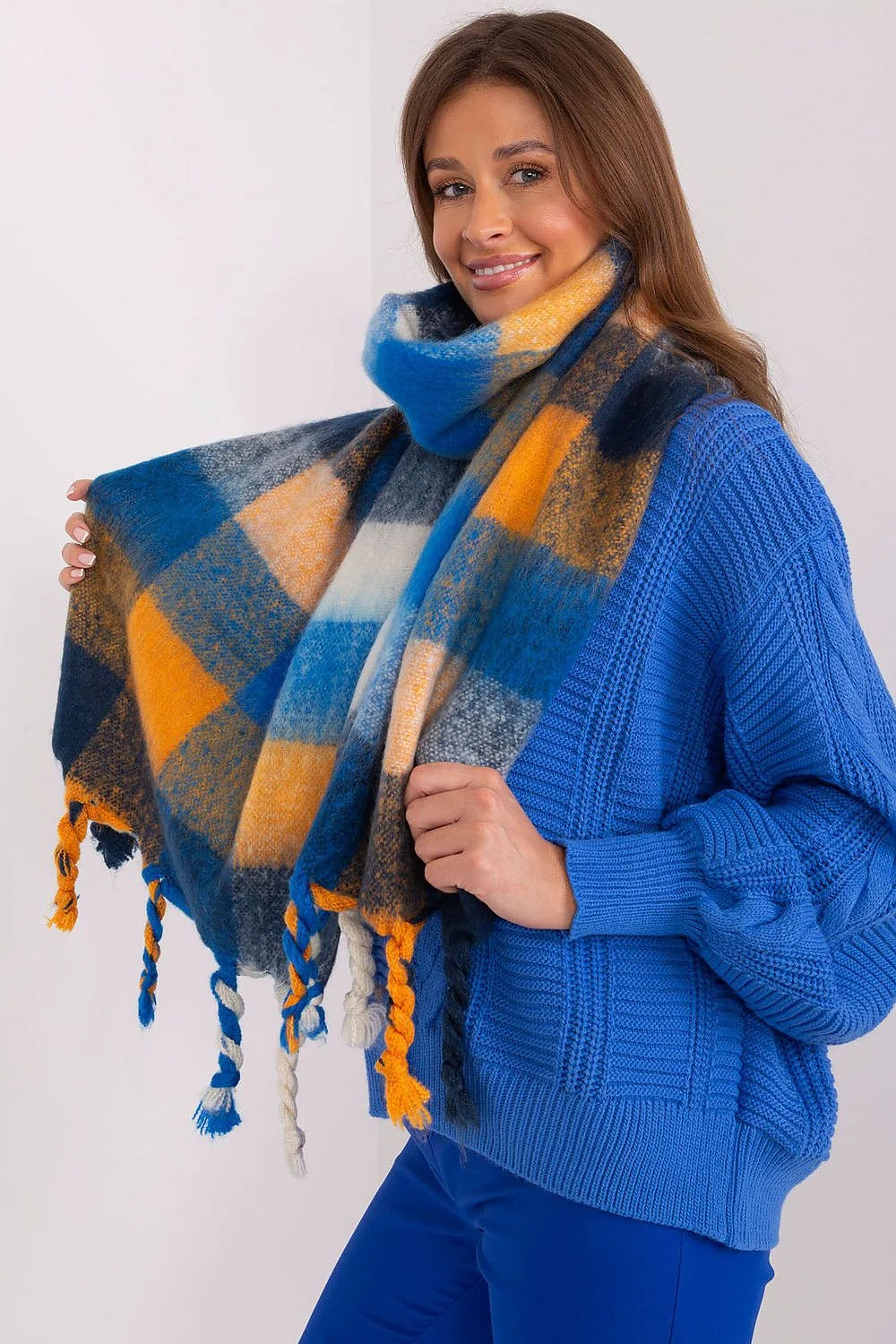 écharpe carreaux grands bleu roi orange moutarde gris brossé ultra doux franges torsadées pull tricoté oversize maille large épaules tombantes