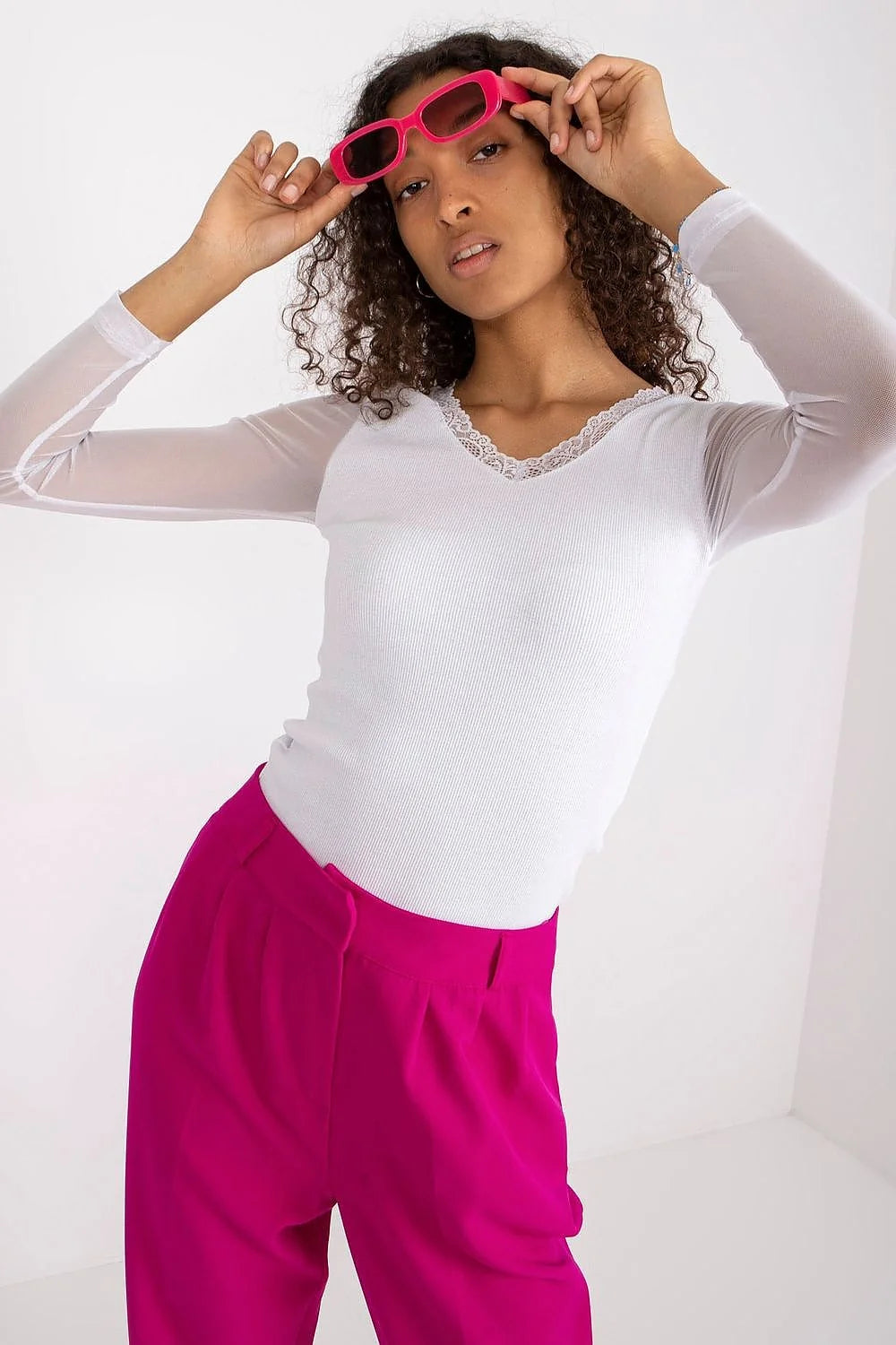 Chemisier Rue Paris ajusté en tissu côtelé manches longues transparentes col V dentelle blanche taille ajustable pour femme