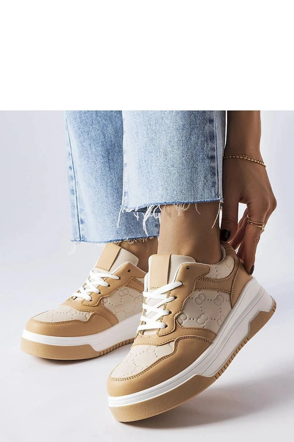 baskets femme beige sneakers basses plateforme semelle épaisse blanche cuir synthétique matelassés embossés lacets bout rond maintien rembourré confortable urbain
