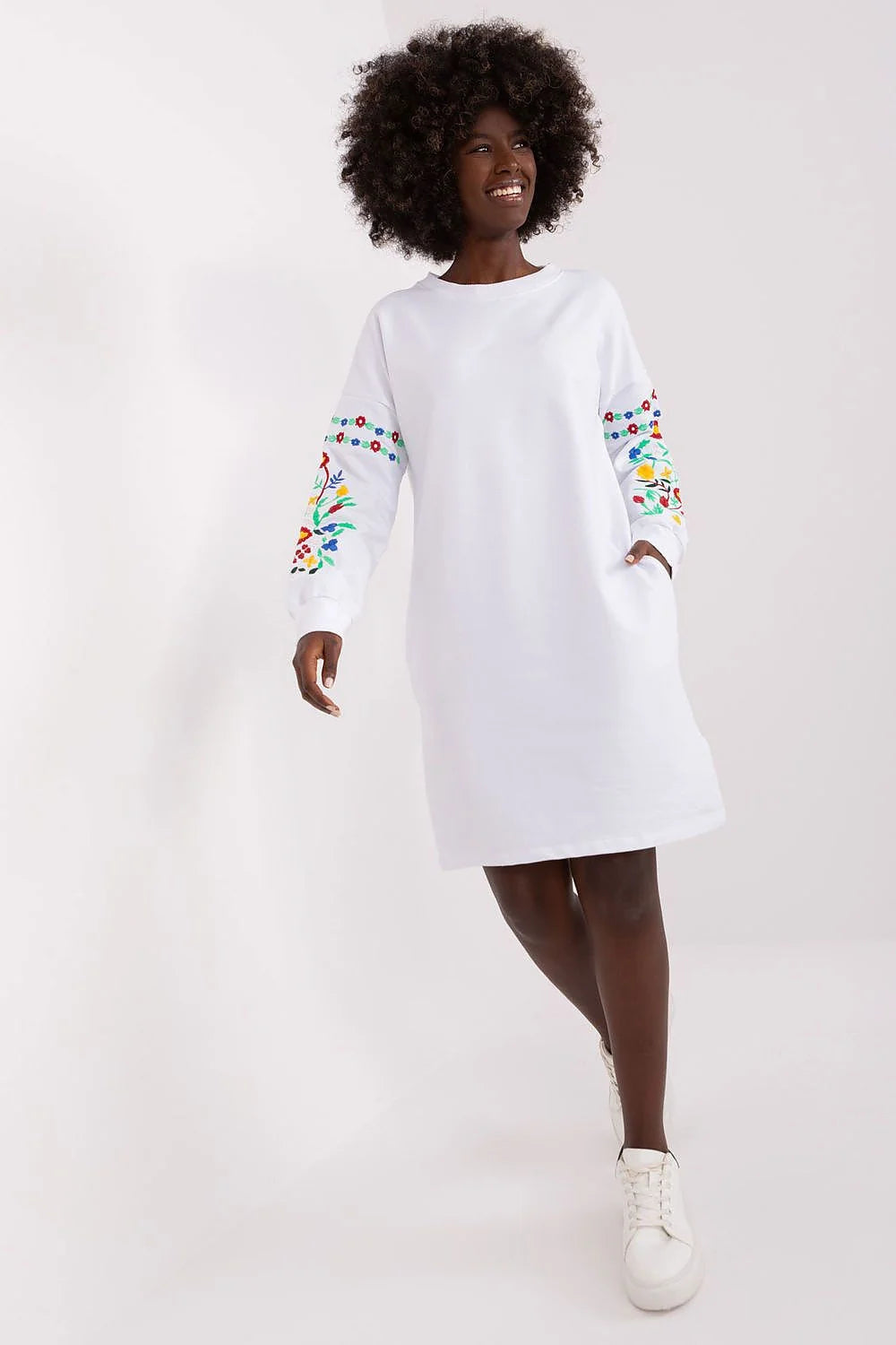 Robe de jour moderne femme couleur blanche broderie florale manches longues col rond coupe droite ample tissu coton elastane