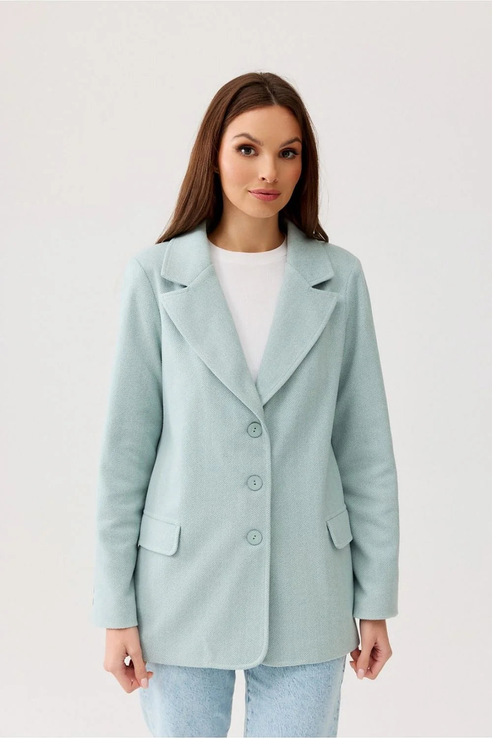 Veste structurée fashion blazer vert menthe épaules renforcées boutons décoratifs t-shirt blanc jean délavé femme