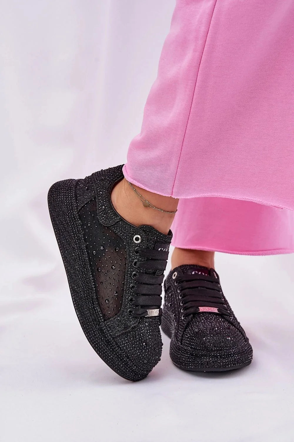 Chaussures de sport élégantes pour femmes design moderne tissu scintillant plateforme confortable style sophistiqué mode tendance