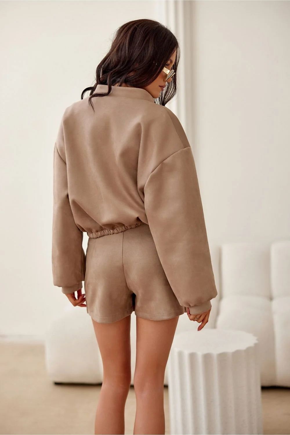 Jupe-short Roco Fashion veste coordonnée beige taupe épaules rembourrées fermeture éclair dorée poches rabat look urbain tendance