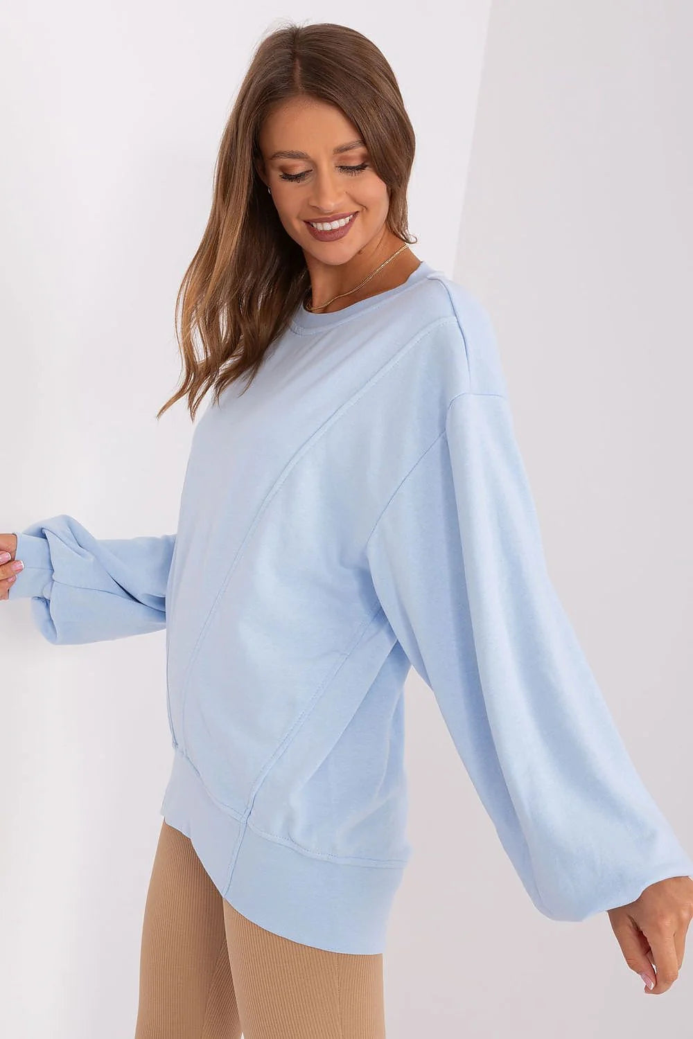 sweatshirt femme oversize col rond manches bouffantes emmanchures tombantes coupe longue décontractée bleu pastel jersey molletonné doux coutures décoratives V