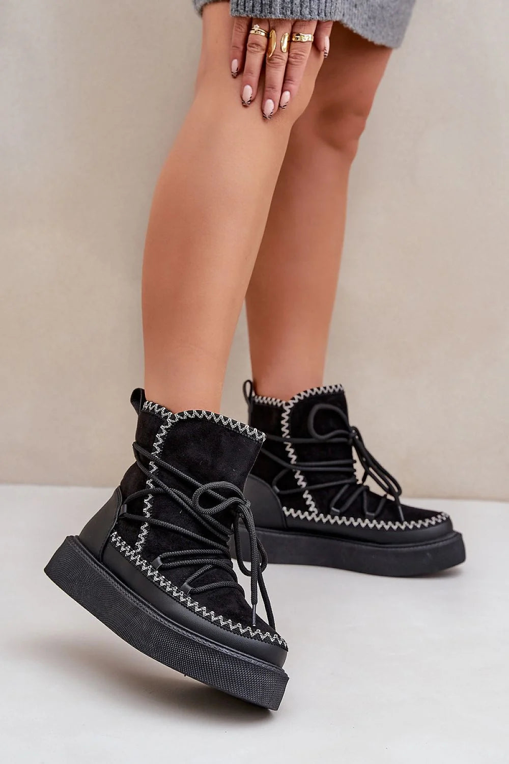 Bottes de neige Step in Style pour femmes style moderne confort maximal cuir suédé fourrure synthétique lacets personnalisables semelle anti-dérapante hauteur mi-mollet couleur noire finitions zigzag blanc