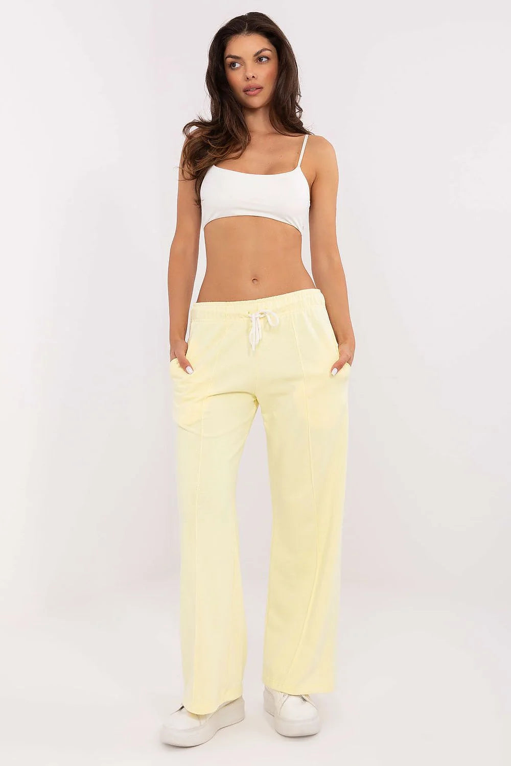 Ensemble pyjama femme court bretelles fines pantalon large taille haute coton mélange jaune pâle blanc style décontracté