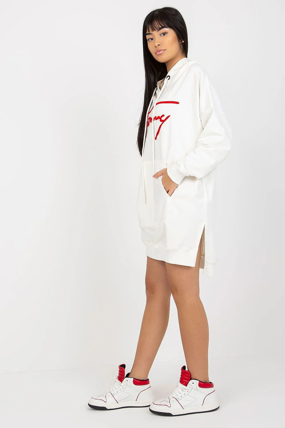 Robe sweat-shirt femme style décontracté moderne coupe ample longue capuche blanche cassée logo rouge