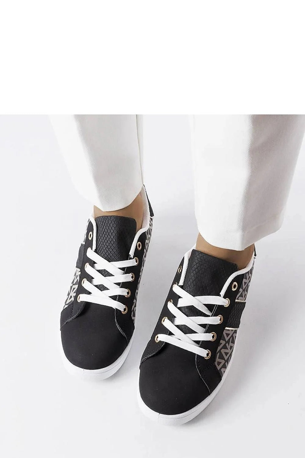 baskets sneakers femme élégantes modernes noires blanches texturées monogrammées beiges géométriques semelle épaisse caoutchouc lacets contrastants œillets dorés confort urbain