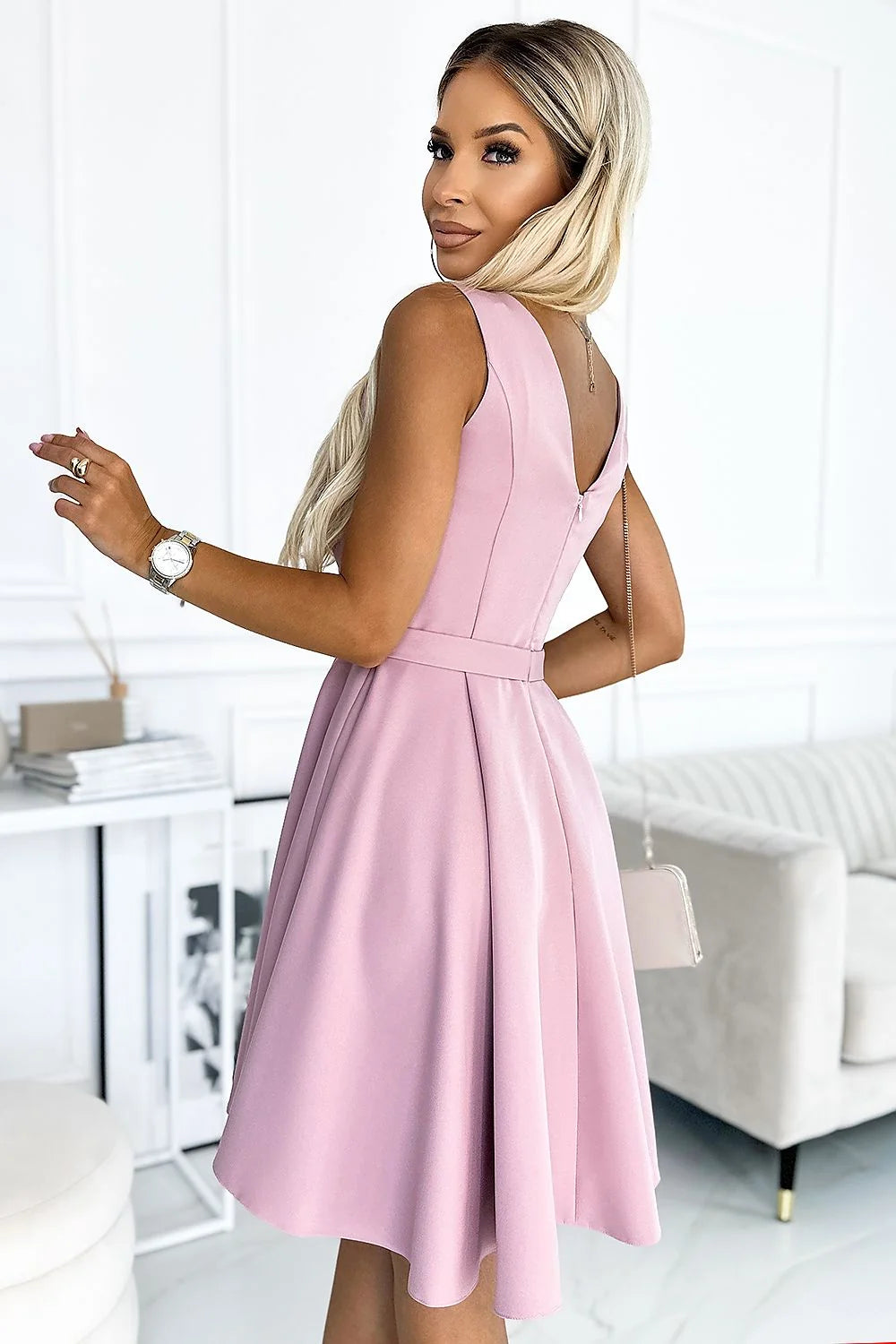 Robe cocktail asymétrique Numoco dos long col V bretelles fines ceinture tissu fluide polyester elasthanne rose pâle femme soirée événement tailles XS à XL