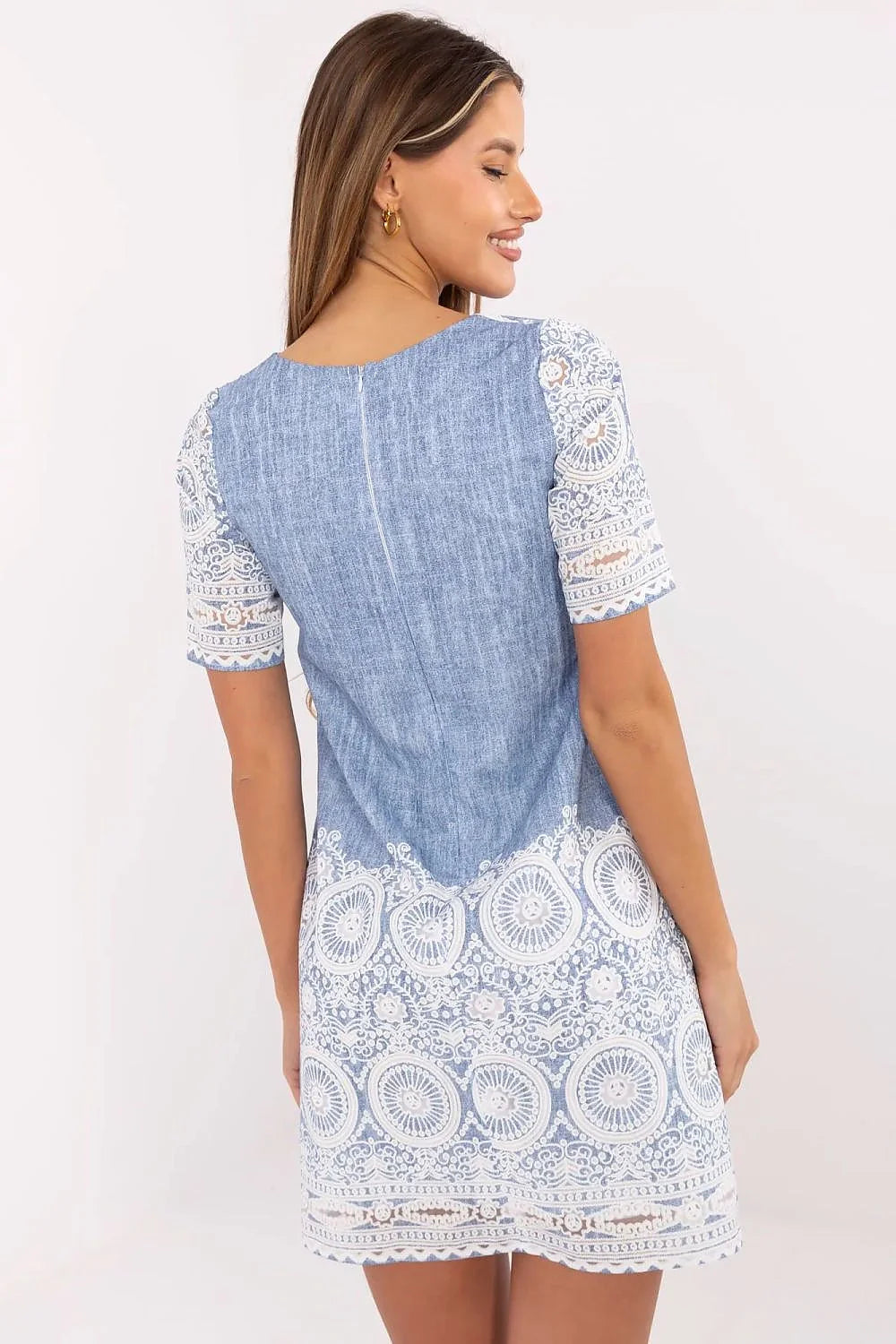 robe féminine moderne chambray bleu délavé brodée blanche manches courtes coupe droite col rond coton légère respirant dentelle chic