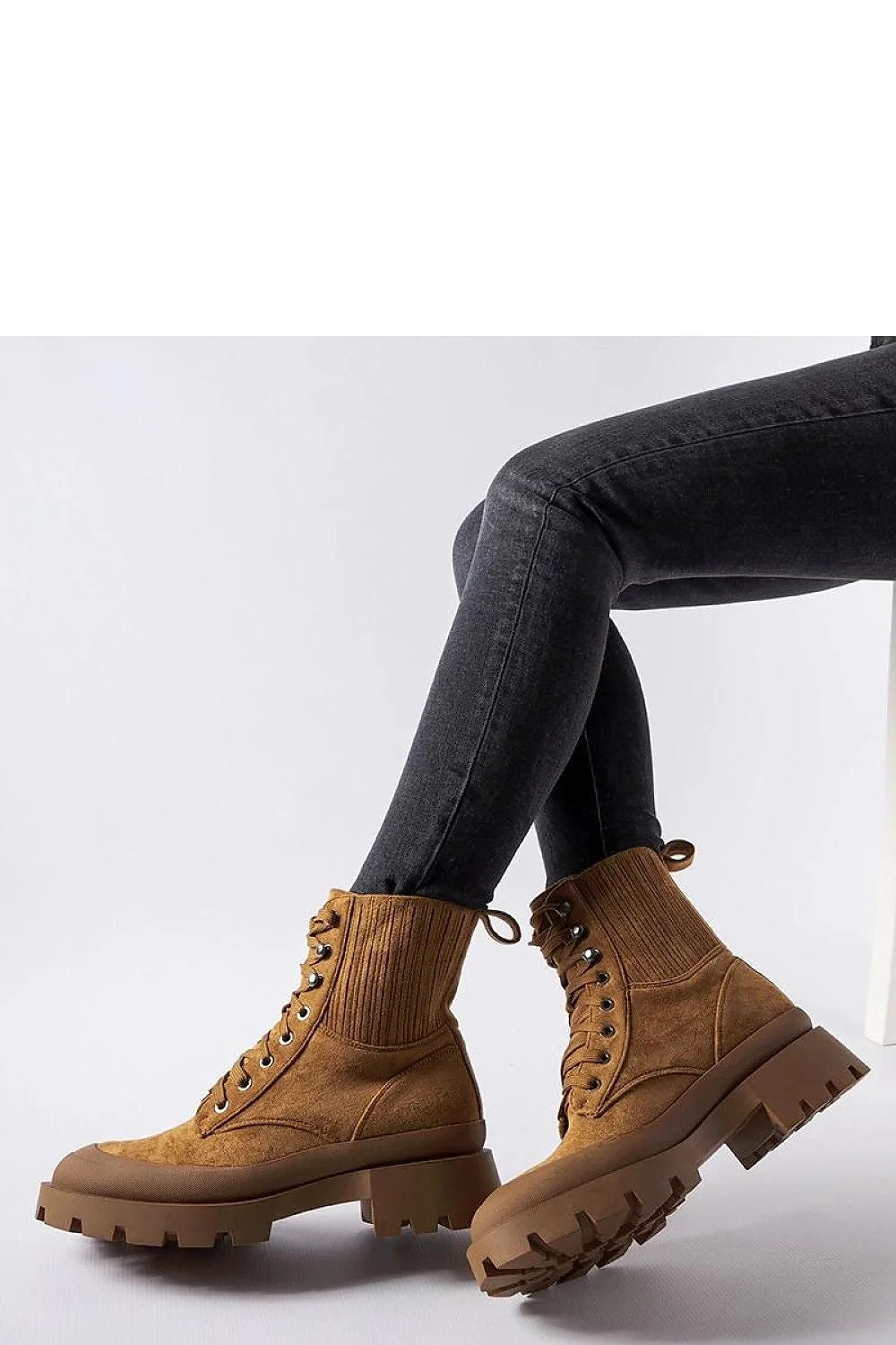 bottines femme suede camel montantes lacets oeillets metalliques semelle crantee gomme talon compense bout rond col cotele renforce robuste elegantes