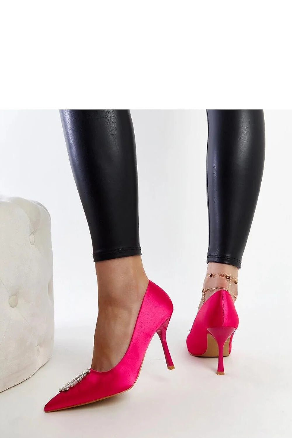 escarpins talons aiguilles bout pointu satin fuchsia broche bijou cristaux scintillants glamour sophistiqué silhouette élancée finition brillante polyvalents