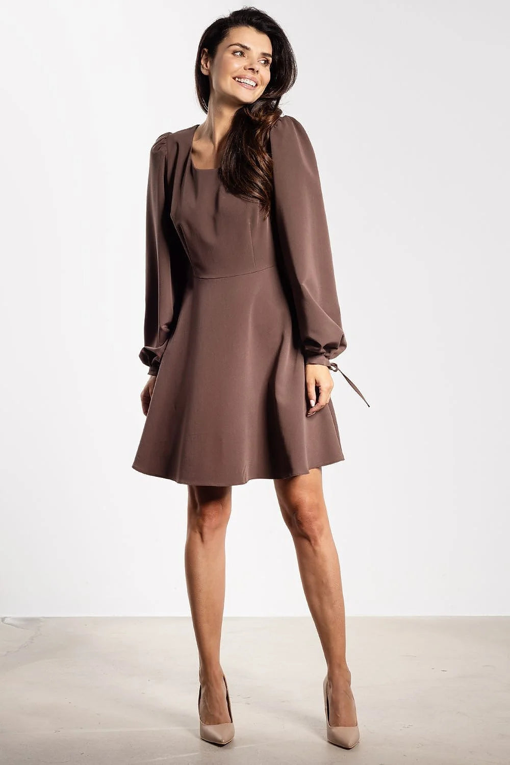 robe mini évasée trapèze décolleté rond laçage décoratif manches bouffantes longues poignets élastiques liens noués chocolat fluide