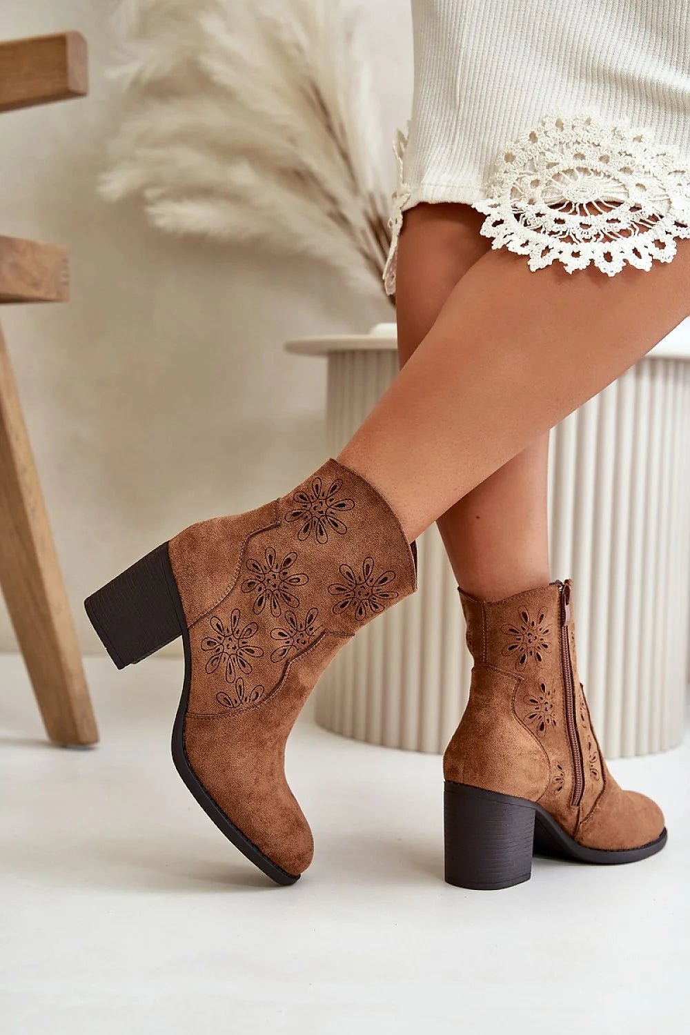 Bottes élégantes pour femme en suède camel à talon carré motifs floraux découpés au laser, coupe audacieuse, fermeture éclair latérale, semelle caoutchouc durable
