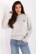 pull femme col rond manches longues maille moelleuse gris clair coupe décontractée ourlet poignets côtelés maintien confortable patch ours brodé
