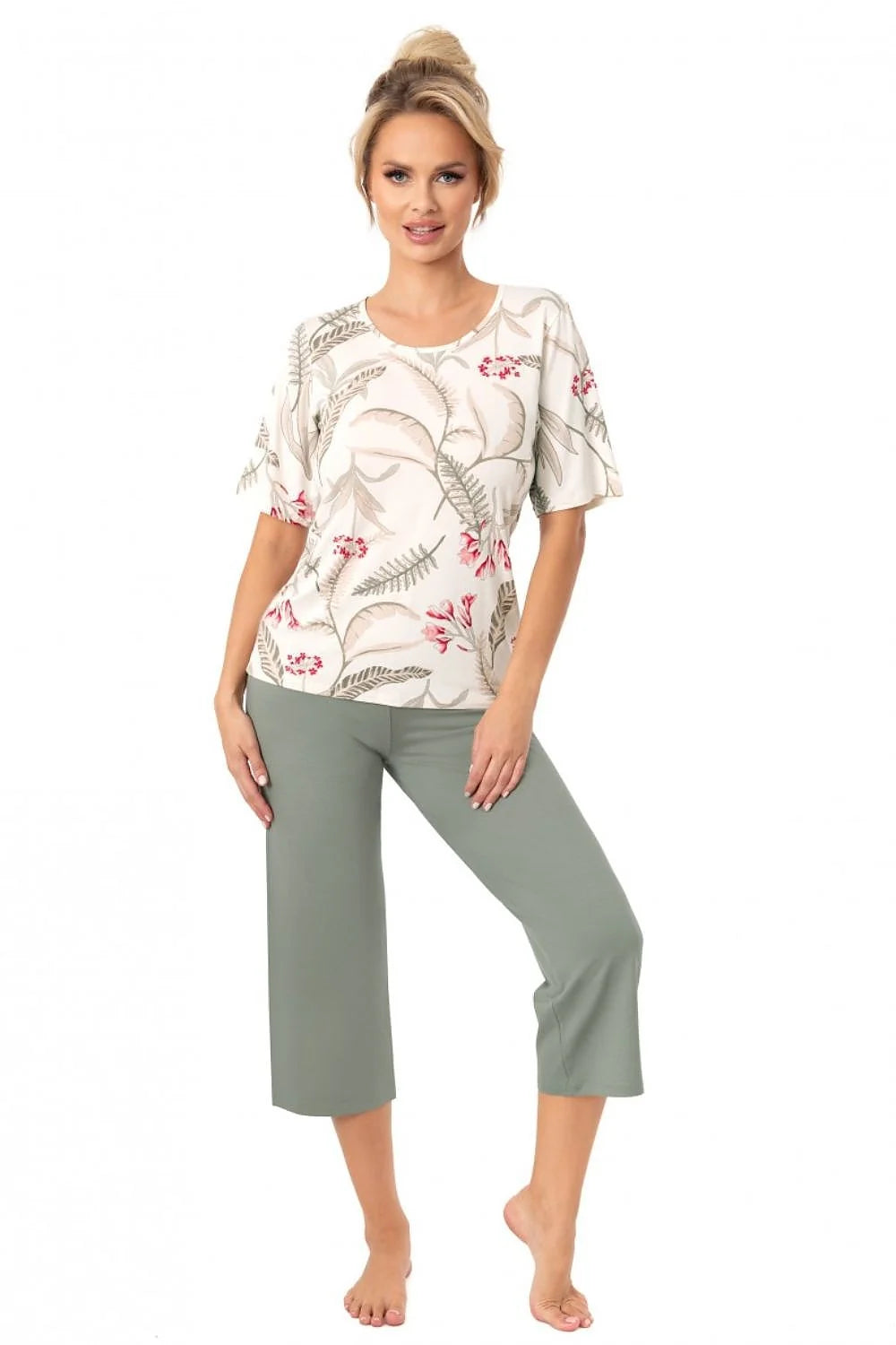 Pyjama femme viscose douce confortable manches courtes col rond imprimé floral ivoire beigevert touches rose pantalon troisquarts coupe ample élastique