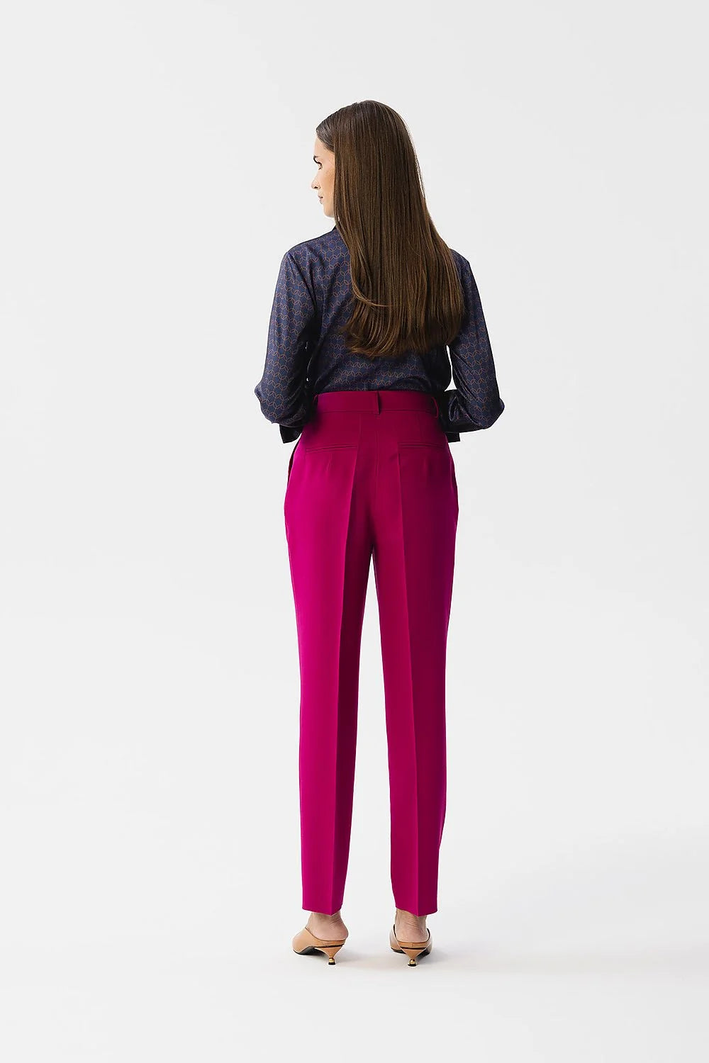 Tenue femme élégante chemise col pointu tissu soie polyester trousers taille haute coupe droite escarpins camel