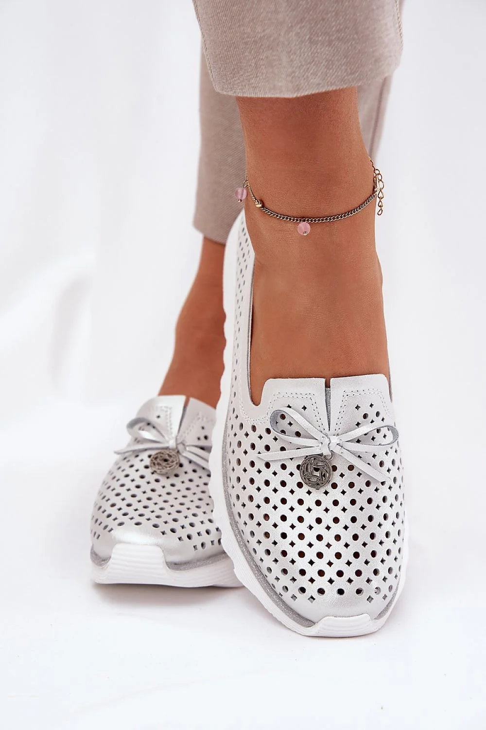 Chaussures basses femmes style décontracté moderne cuir naturel slip-on perforé noeud décoratif blanc argenté