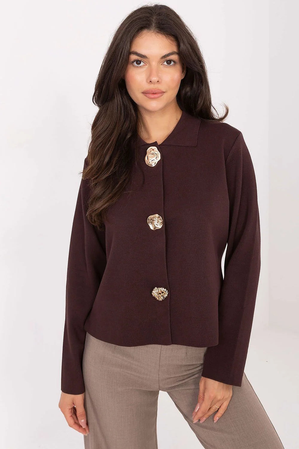 cardigan femme maille fine prune bordeaux coupe droite courte col chemisier manches longues viscose nylon douce boutons bijoux dorés sculptés