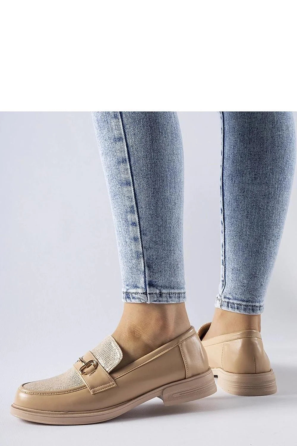 Moccasins pour femmes beige cuir similé style classique moderne boucle dorée coupe basse confortable été ville occasionnels