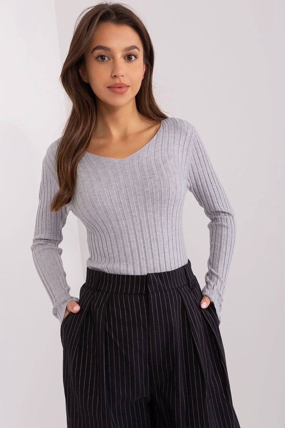 Pull à manches longues col rond évasé gris clair pantalon taille haute rayures verticales noir femme