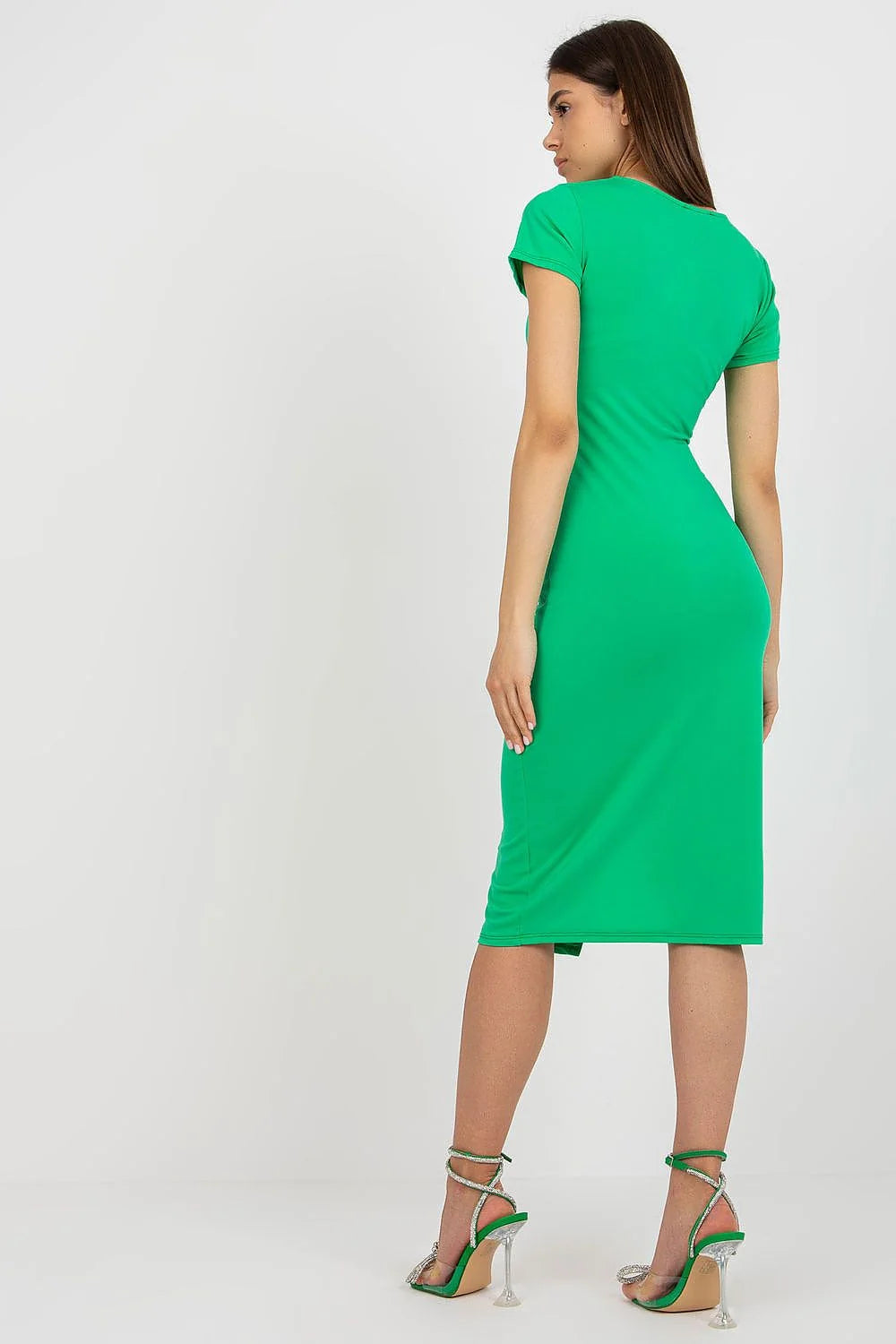Robe élégante pour femmes en vert vif fourreau ajusté manches courtes encolure ronde plis décoratifs fente latérale
