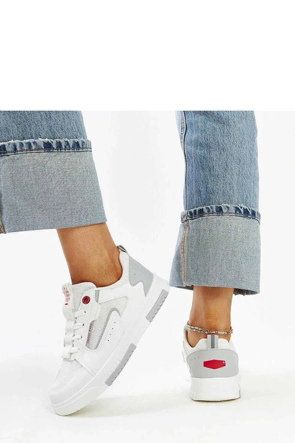 Baskets pour femmes design moderne élégant tige blanche matériau synthétique maille respirante lacets blancs semelle caoutchouc durable confortable occasion quotidienne style décontracté tendance CROSS JEANS