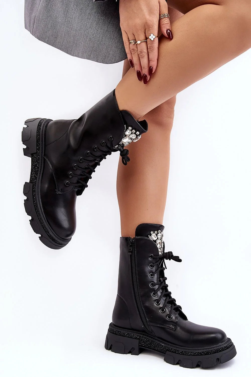 Bottines audacieuses design contemporain cuir noir lisse tige montante mollet laçage central cristaux strass semelle robuste fermeture éclair latérale mode féminine