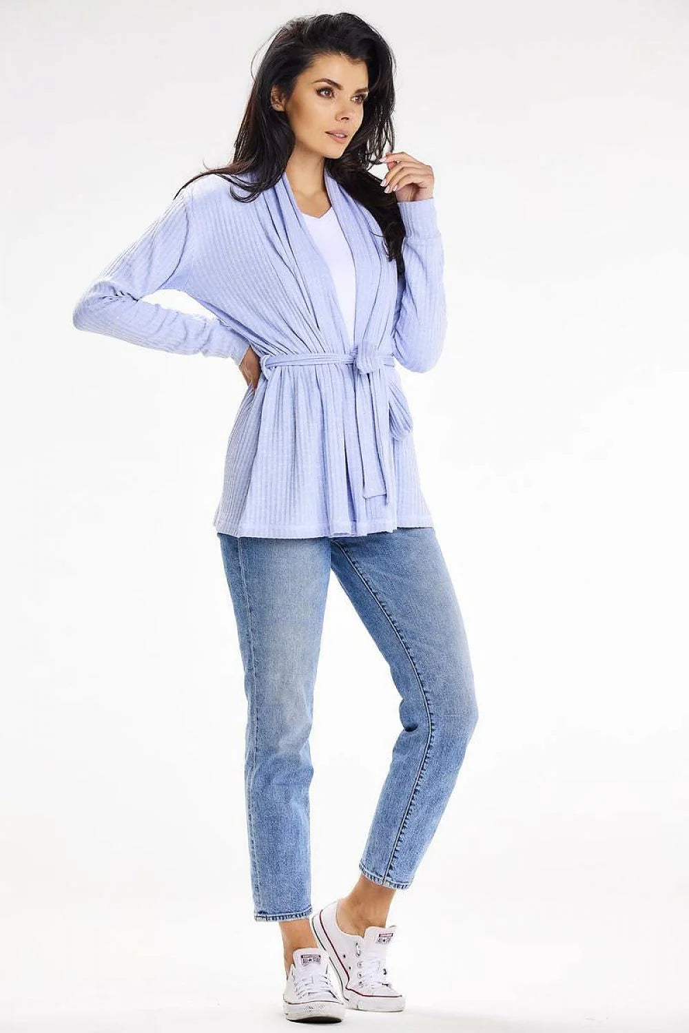 Ensemble décontracté pour femme cardigan lavande pâle t-shirt blanc jean slim baskets blanches