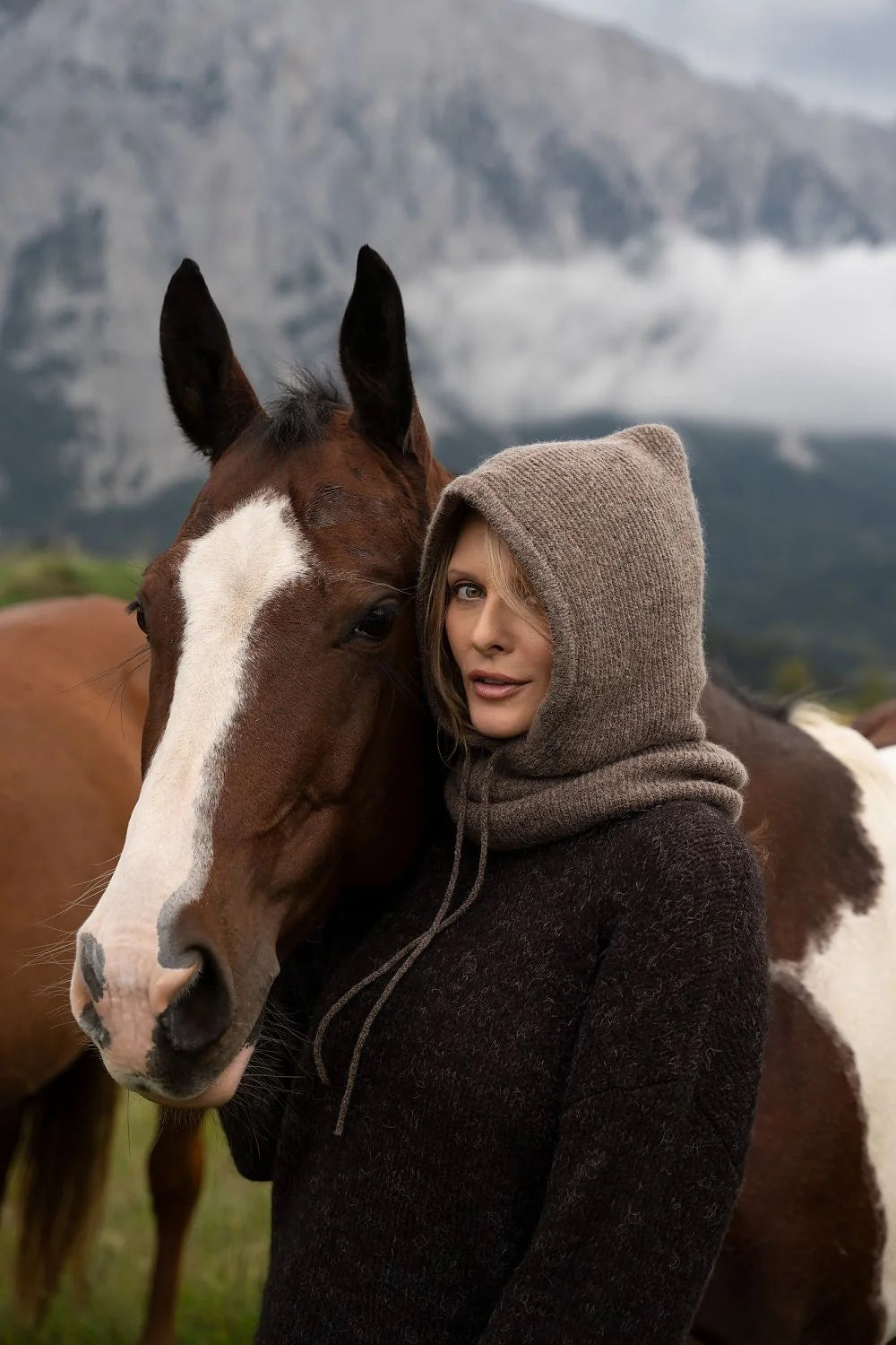 cagoule snood capuche femme maille côtelée taupe chaud mohair laine léger doux enveloppant ajustable cordon serrage coupe couvrante minimaliste polonais