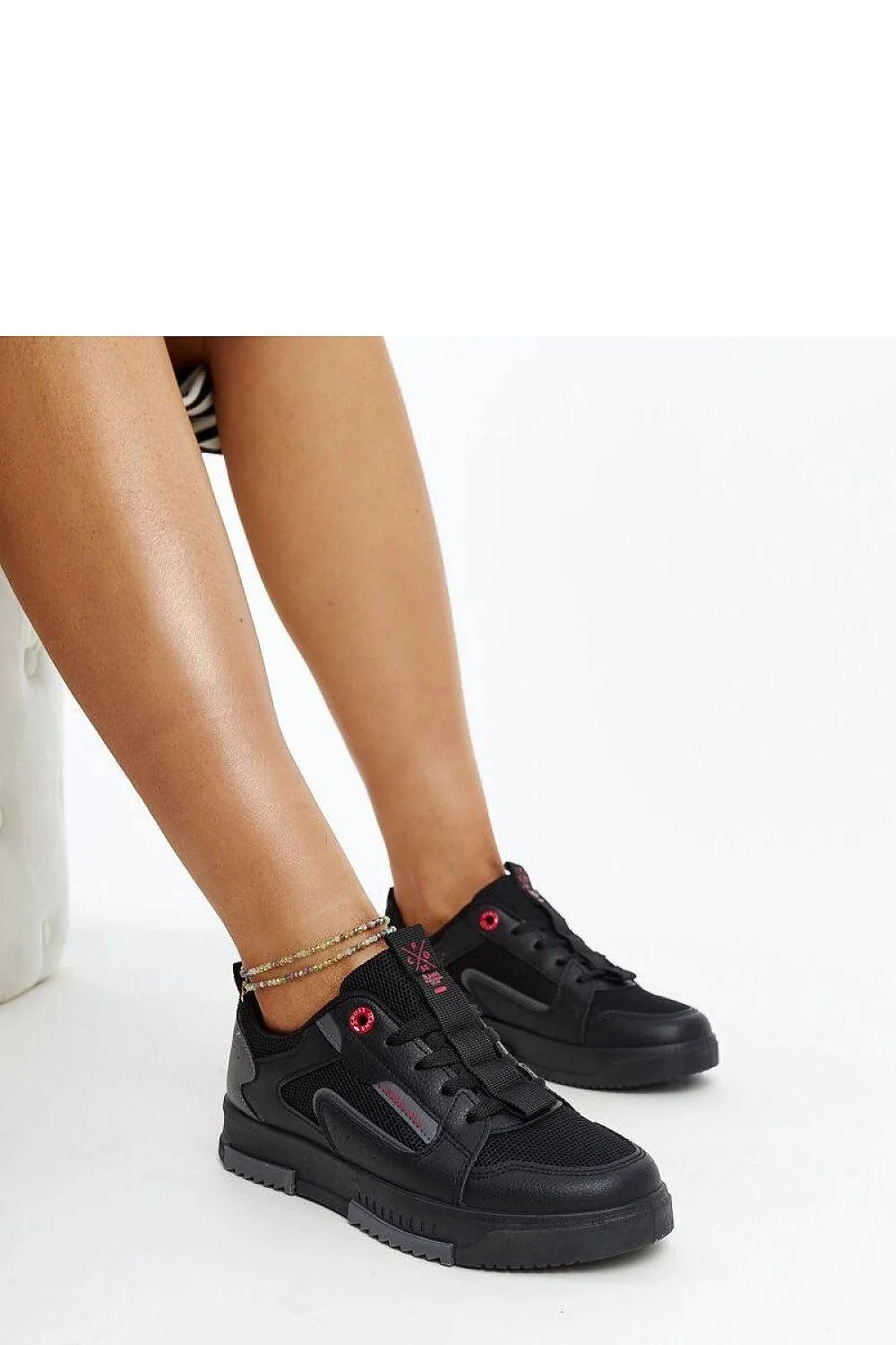 Baskets modernes pour femmes, design urbain, cuir synthétique, semelle caoutchouc, confort, style sportif, look décontracté, mode, qualité, occasions multiples, baskets basses, lacets noirs, logo rouge, finitions soignées